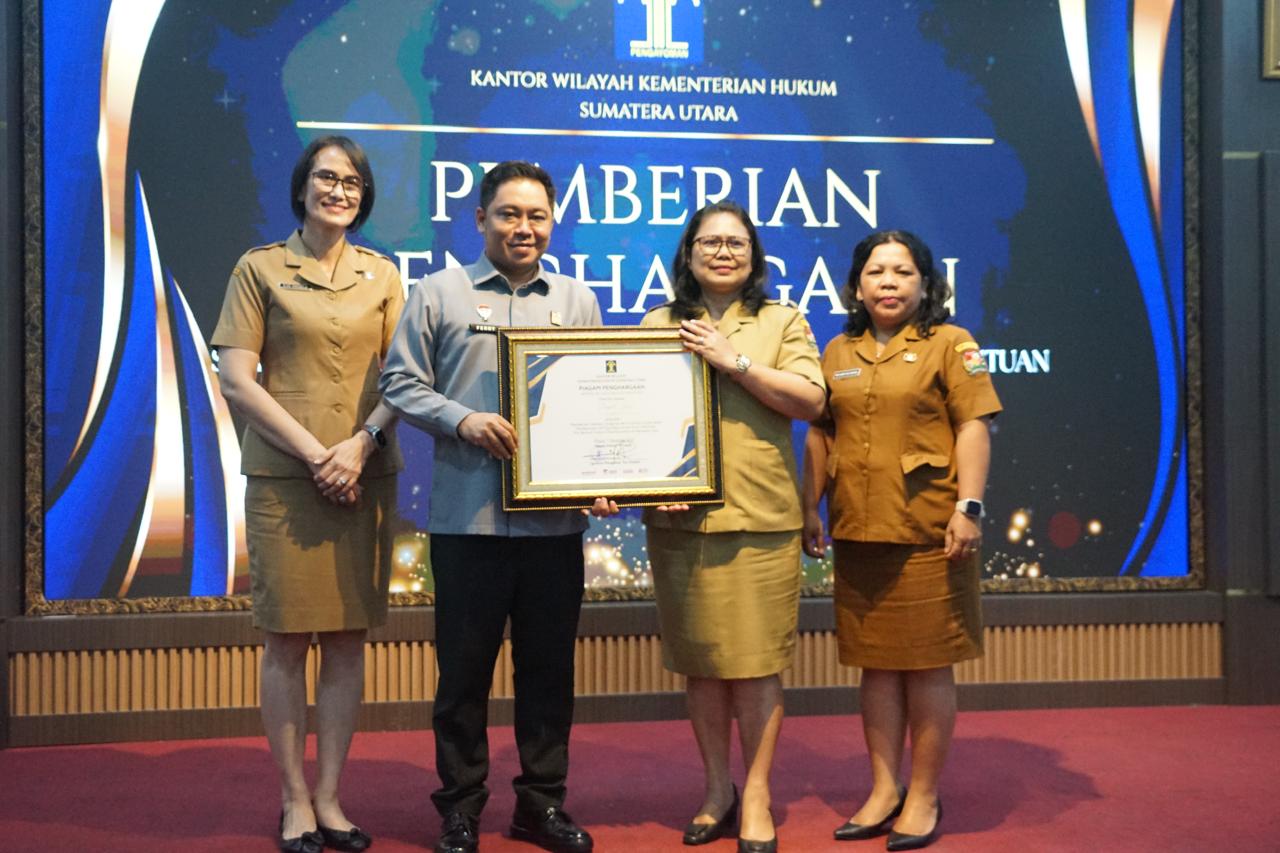 BUPATI KARO MENERIMA PENGHARGAAN ATAS PEMBENTUKAN POS BANTUAN HUKUM DESA/KELURAHAN DI KABUPATEN KARO